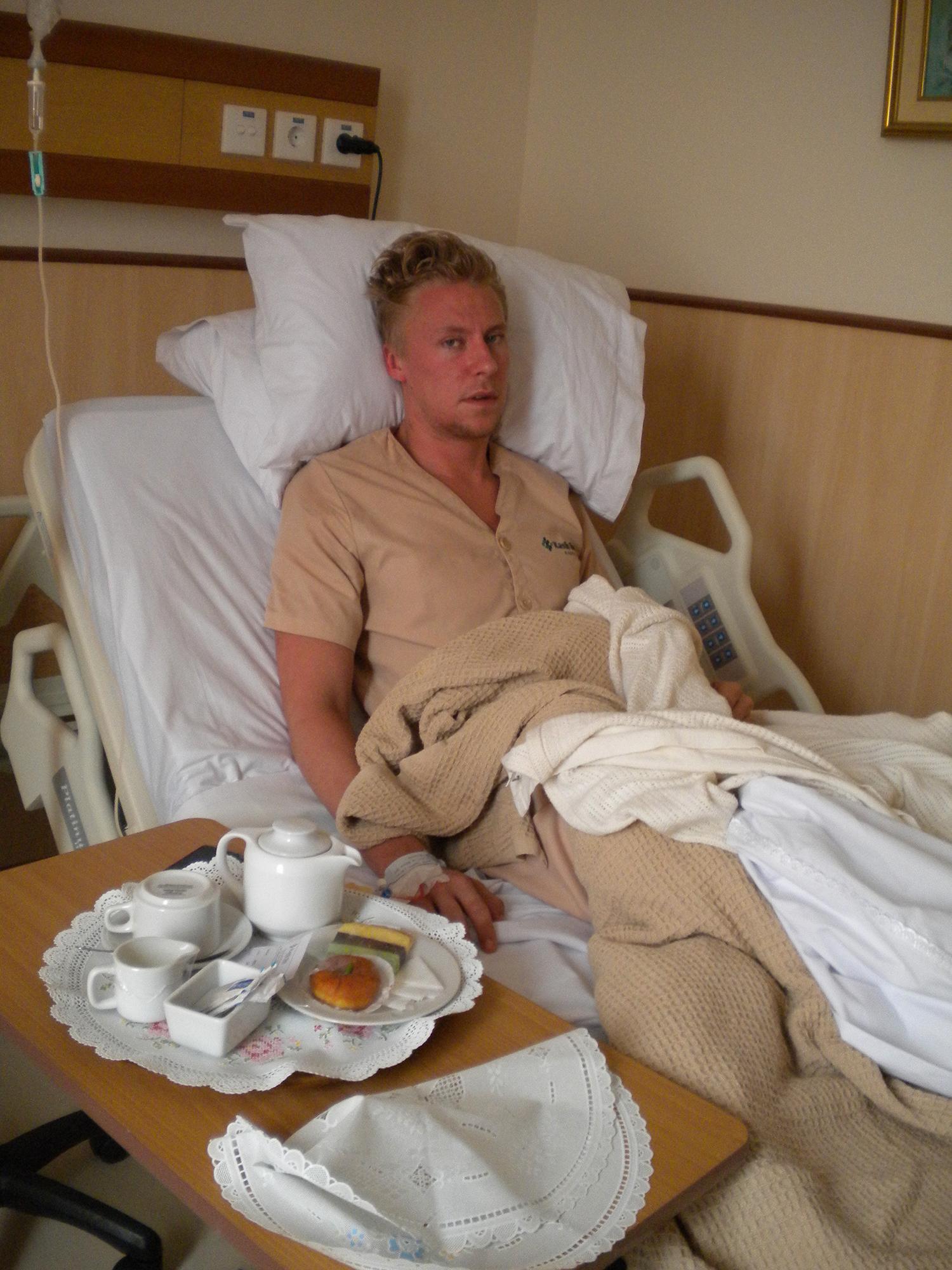 Leo Brood Björk utslagen i sjuksängen.