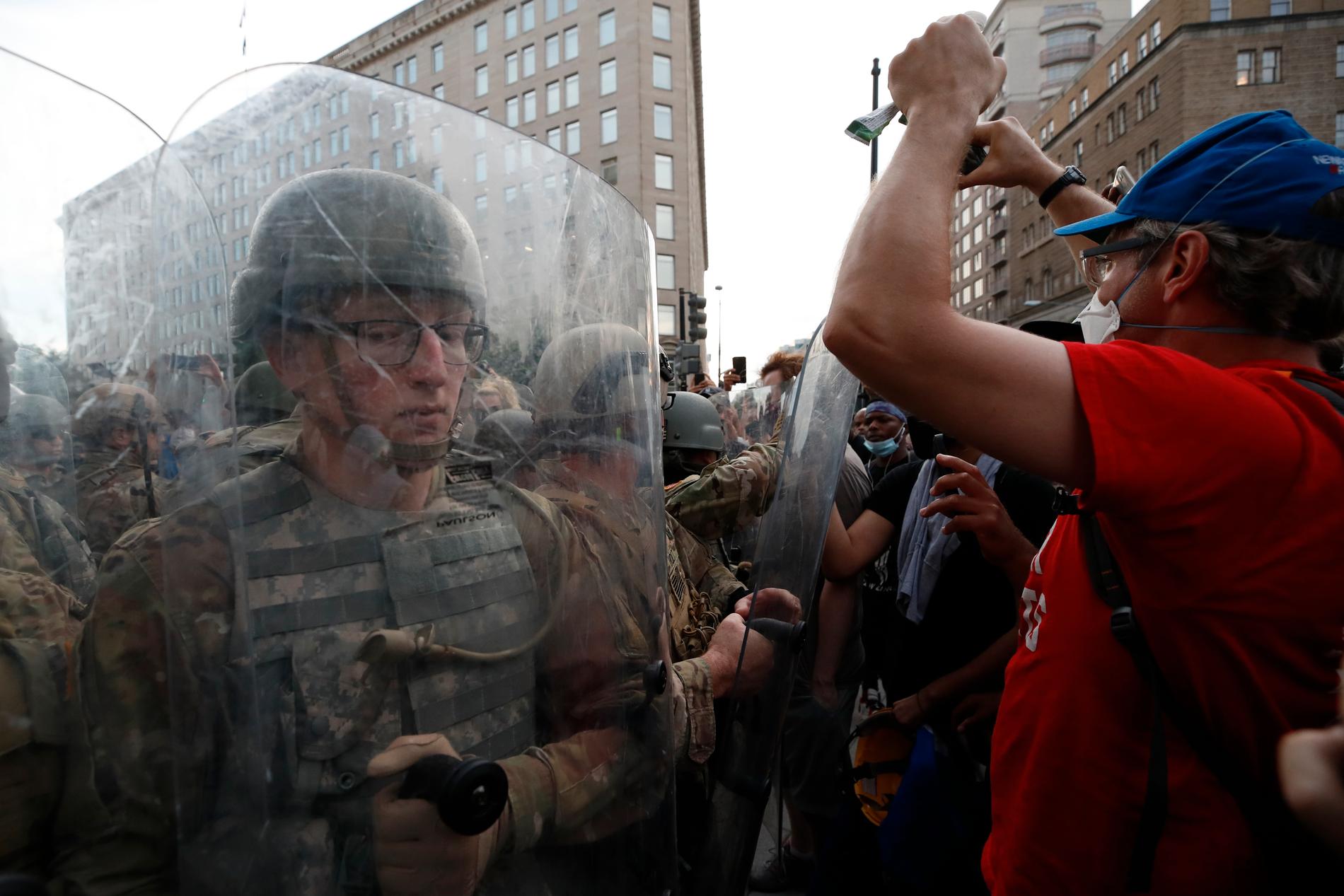 Nationalgardet på plats vid en av demonstrationerna i närheten av Vita huset den 3 juni.