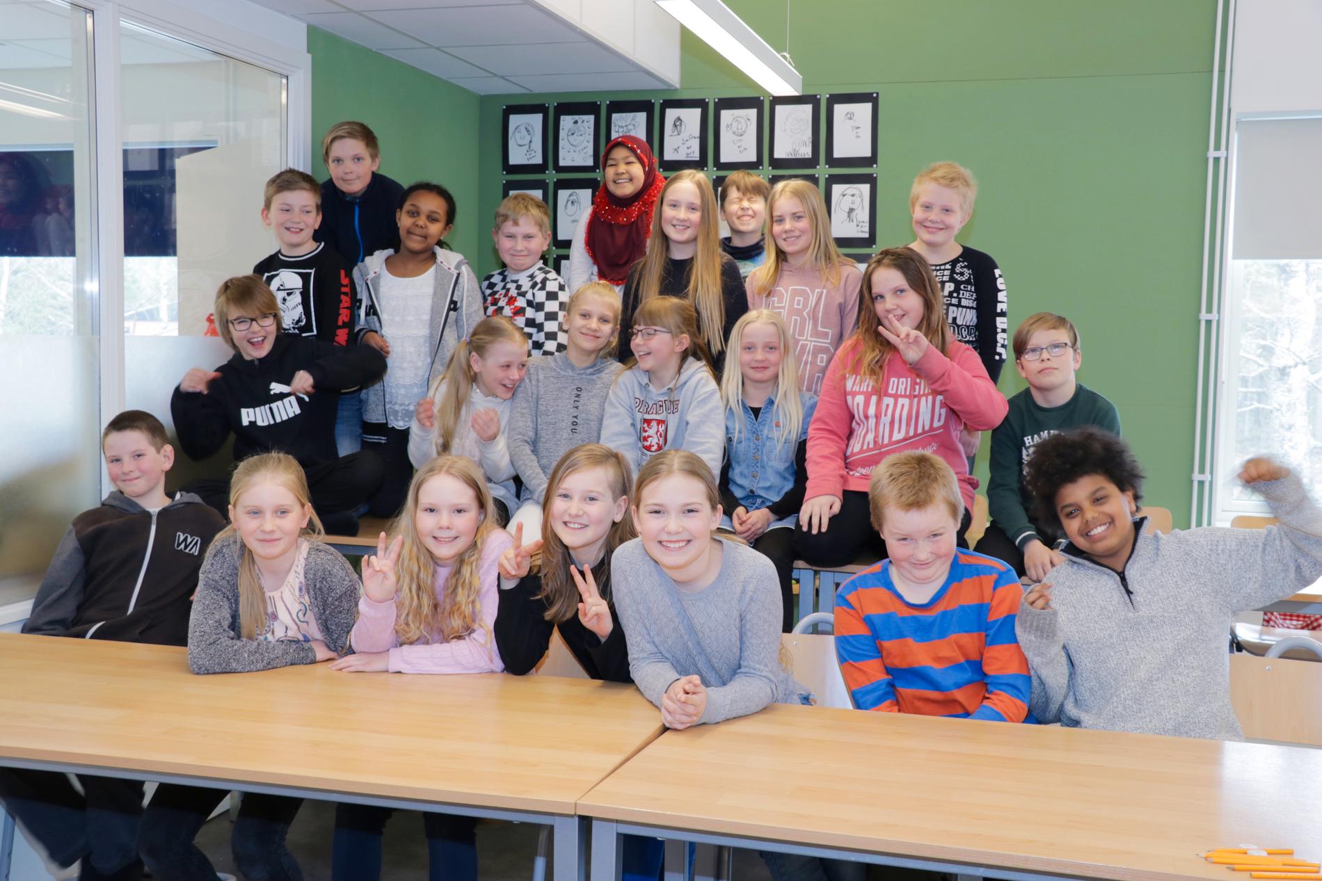 På Björkbergsskolan går 220 elever, och många av dem är födda i andra länder. Under hela våren har de arbetat med projektet "Barn föds inte med fördomar". 