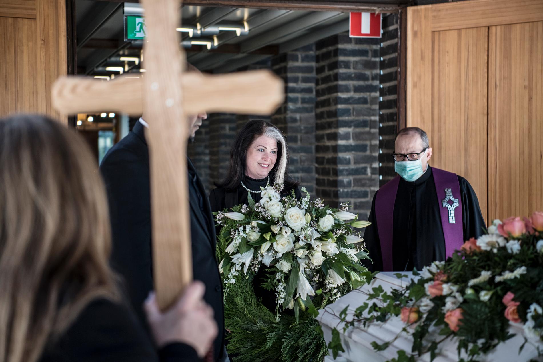 Endast fyra familjemedlemmar kan närvara vid Camille Chakers begravning.