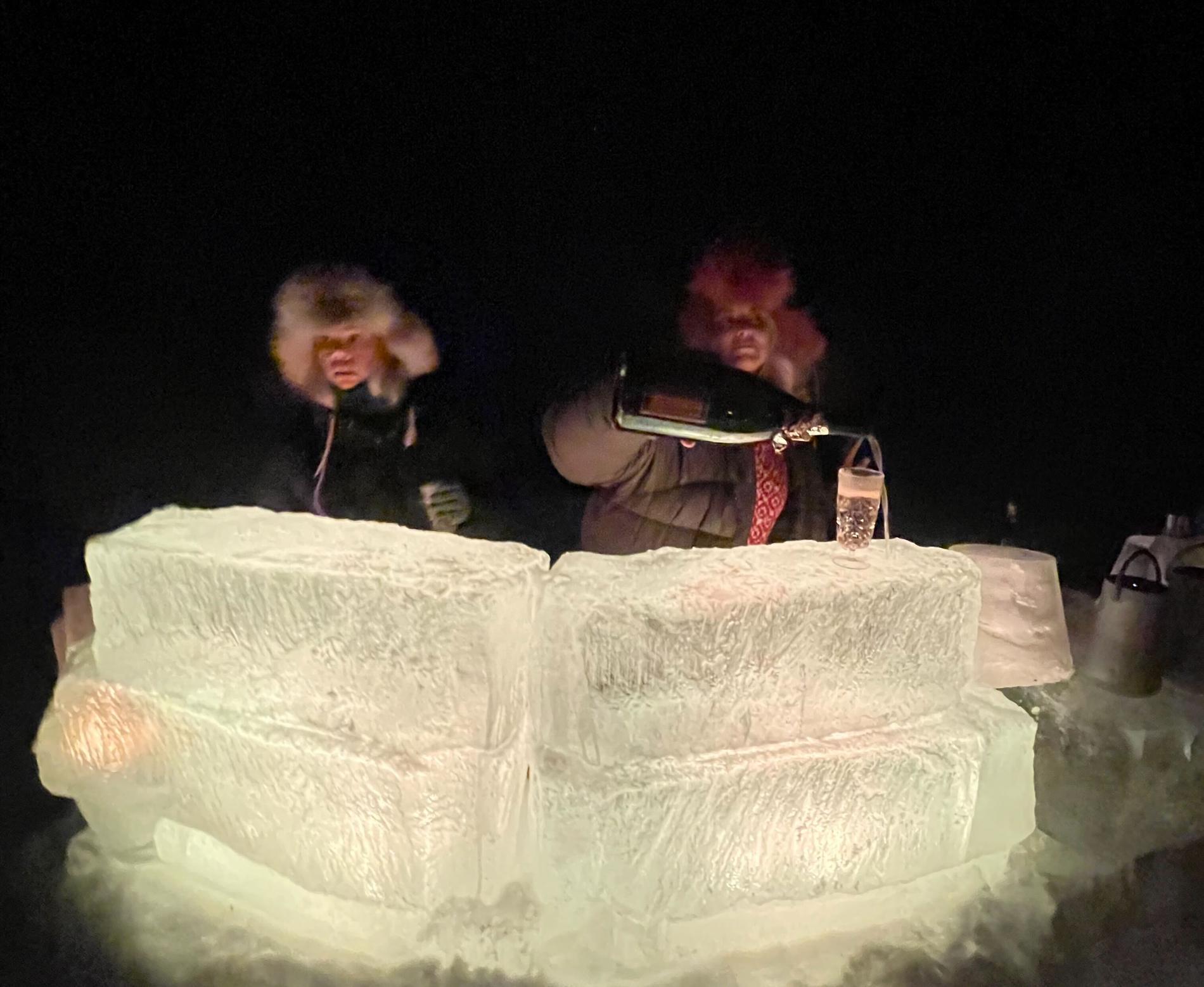 Varje år bygger Terése och Peter en isbar vid stugan i Kvikkjokk.