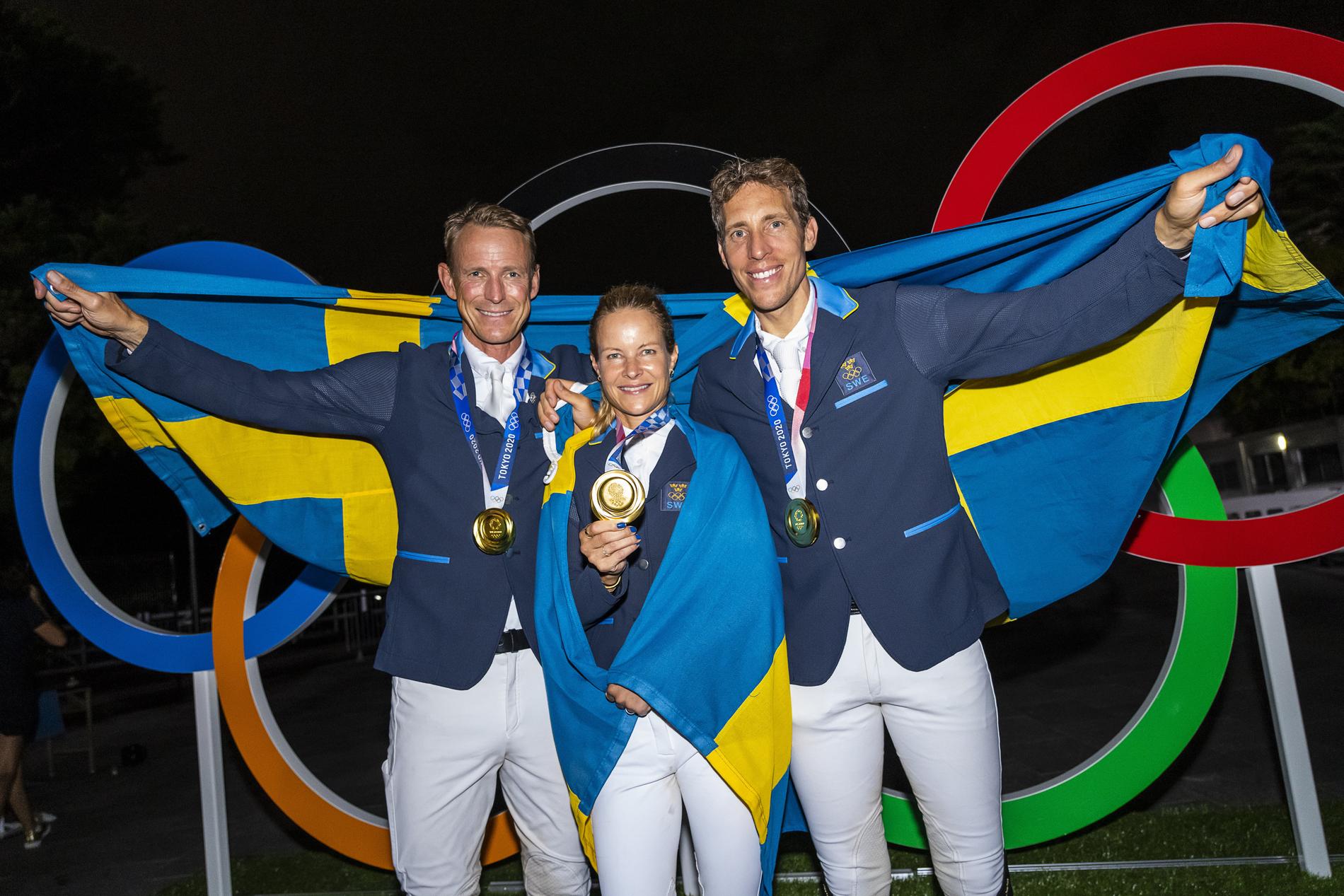 Bragdguldsvinnarna Peder Fredricson,  Malin Baryard Johnsson och Henrik von Eckermann efter OS-guldet.