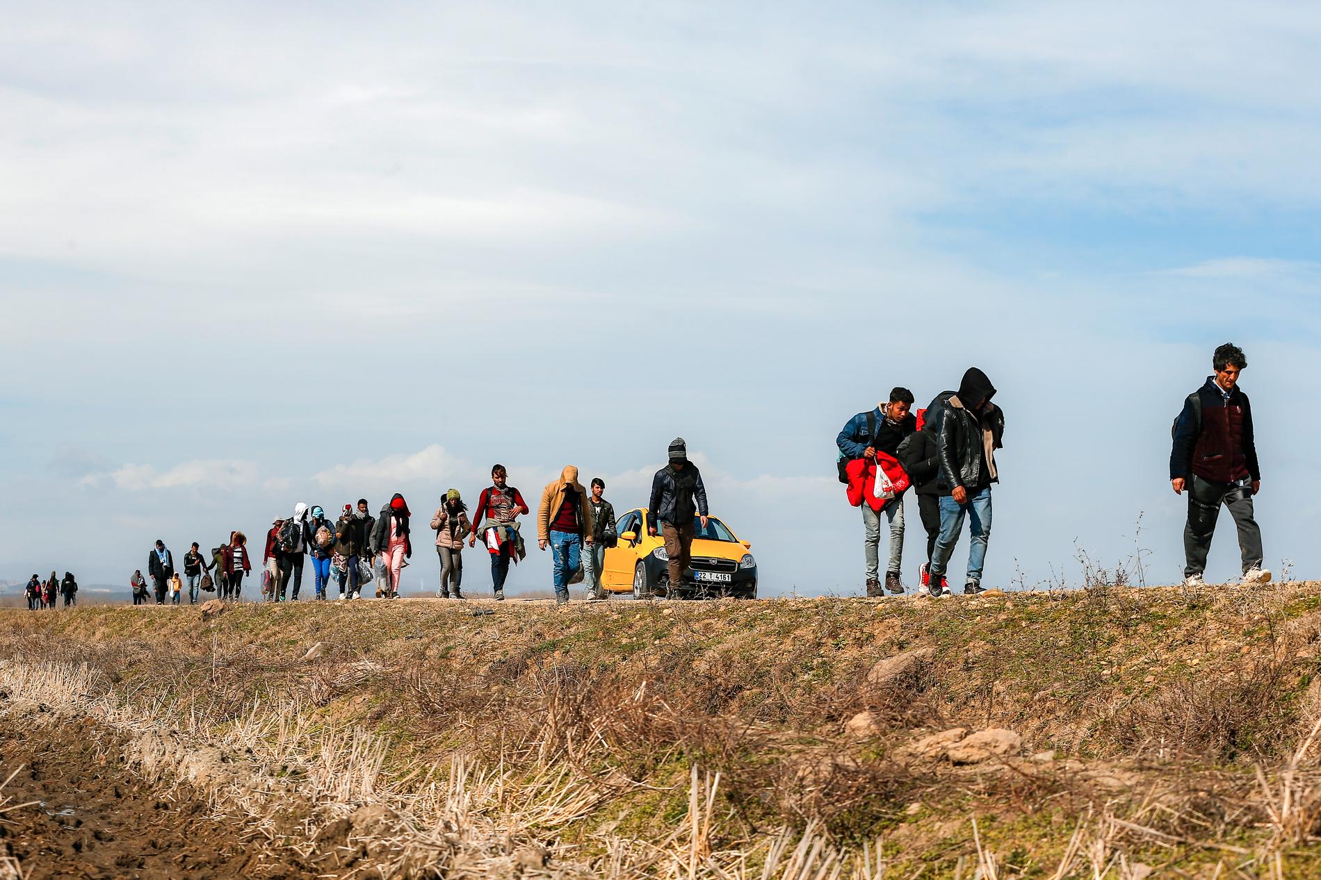 Migranter vandrar mot den turk- grekiska gränsen i hopp om att komma in i EU i mars 2020. Arkivbild.