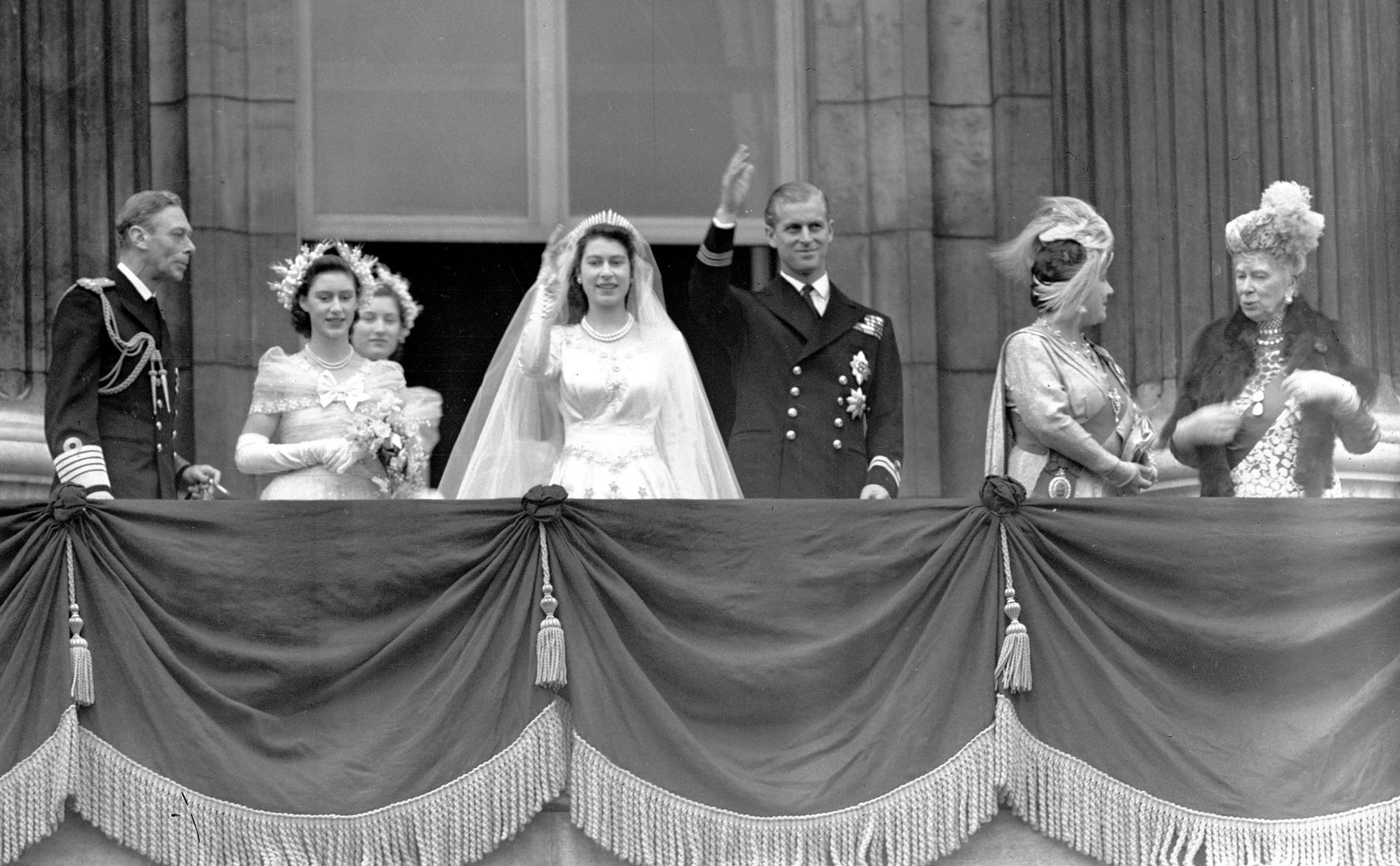 Drottning Elizabeth och prins Philip gifte sig 1947. Philip fick då avsäga sig sina kungliga titlar från Danmark och Grekland. Det dröjde också tio år innan han blev brittisk prins.