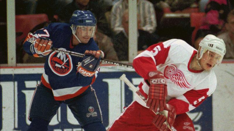 Pierre Turgeon försöker stoppa Lidström i en NHL-match i mars 1994.