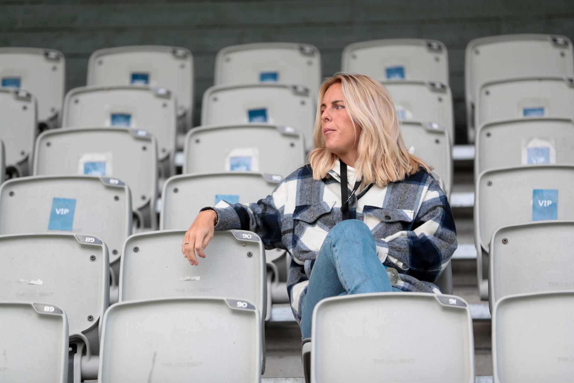 Damallsvenska skytteligaledaren Mimmi Larsson satt på läktaren när Rosengård hemmaslog Djurgården med 3–0.