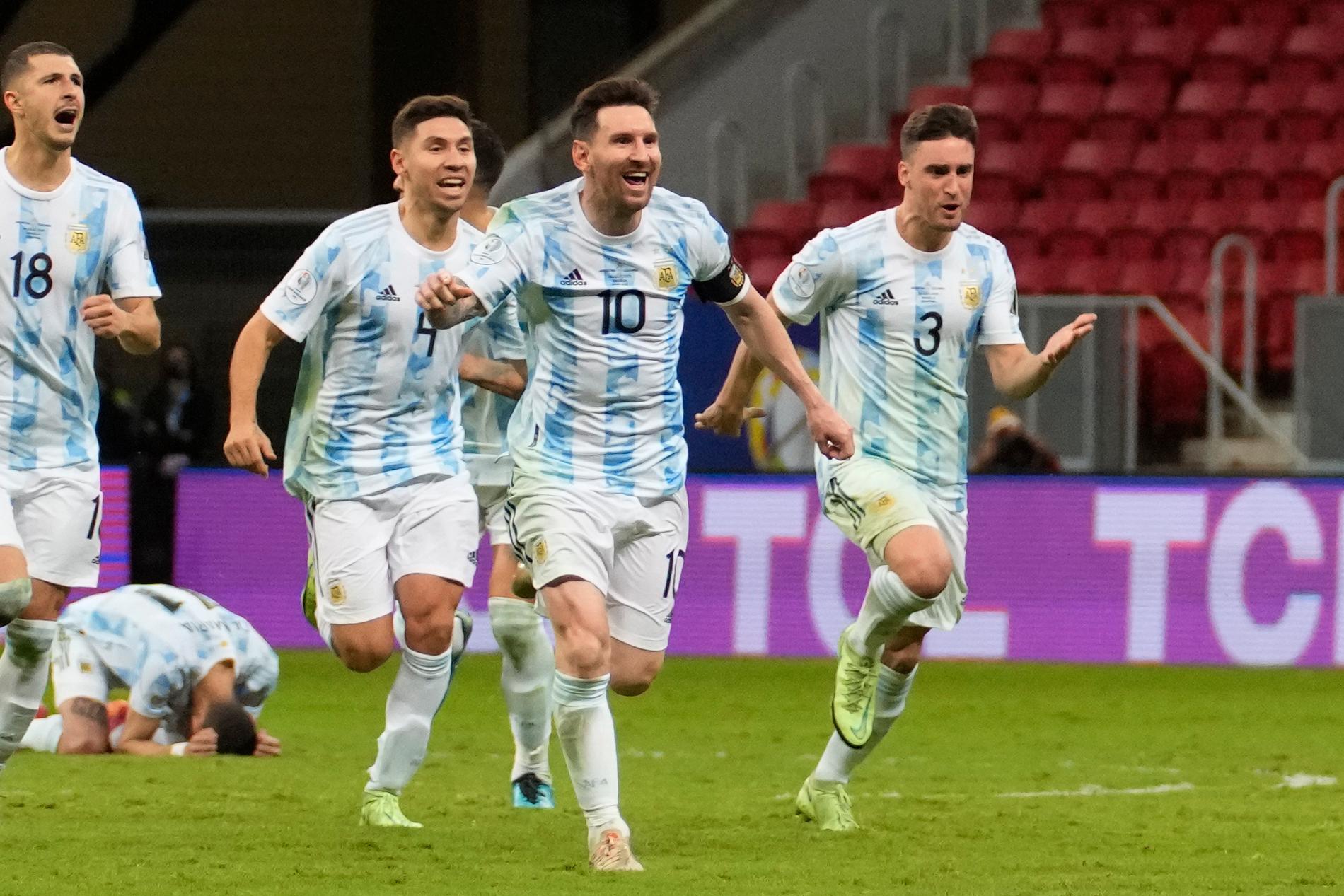 Argentinas Lionel Messi och hans lagkamrater firar semifinalsegern över Colombia.