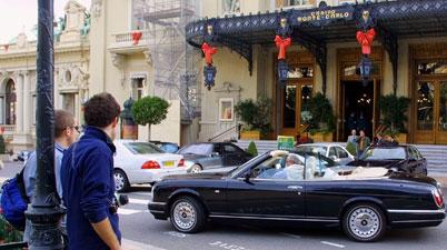 Lyxbilarna trängs utanför kasinot i Monte Carlo.