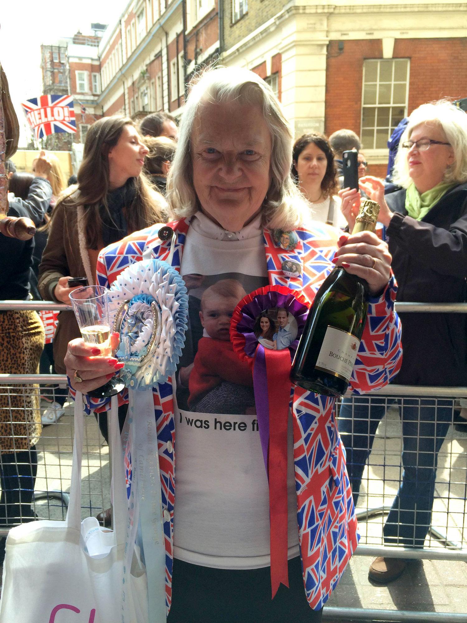 Kungliga superfanet Margaret Tyler, 71, är överlycklig. Hon håller upp en champagneflaska – som hon ska ge till prins William. ”Vilken fantastisk dag. Nu är den kungliga familjen helt komplett. Men jag hoppas att de får fler barn så att vi snart får fira igen.”