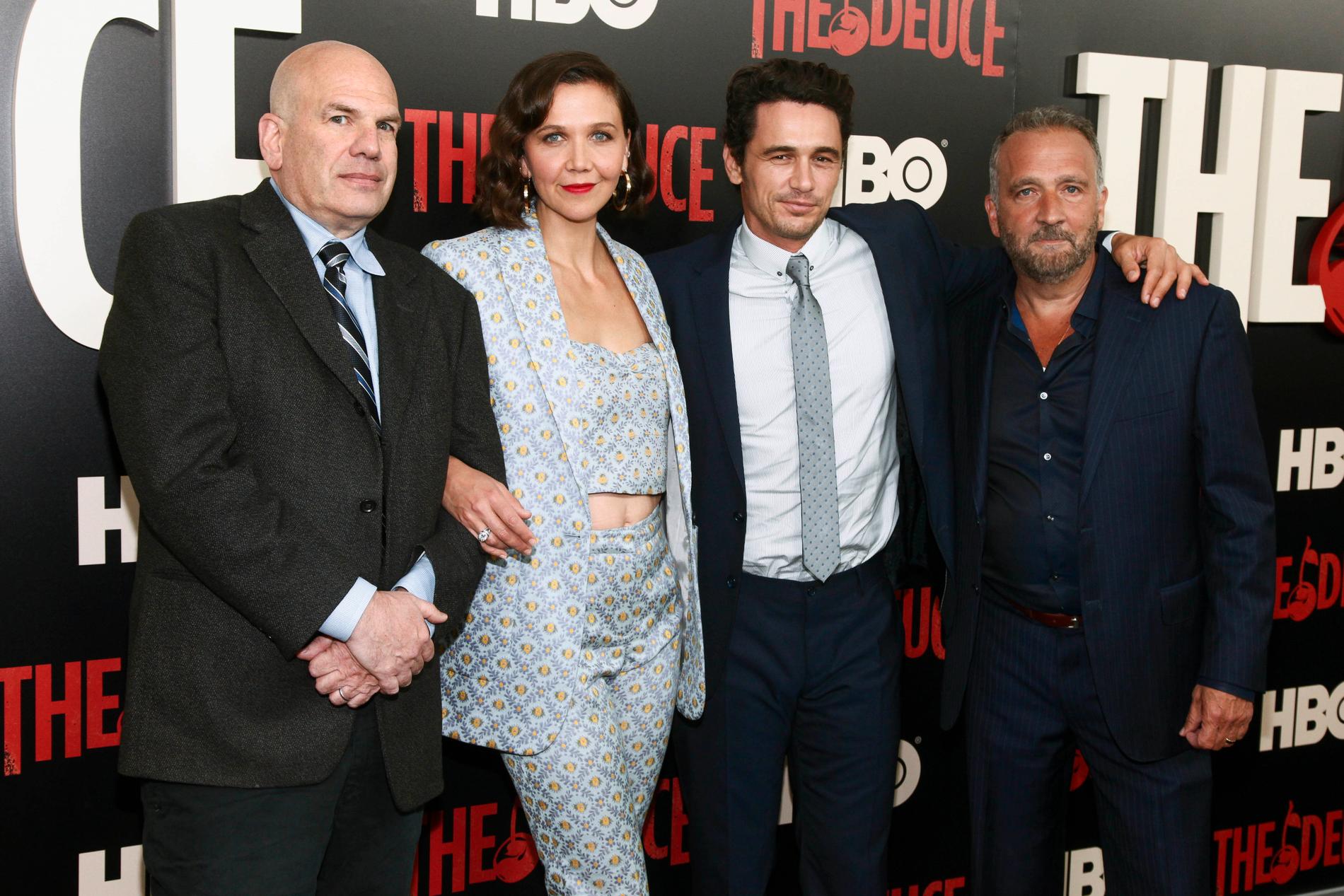 David Simon, tillsammans med Maggie Gyllenhaal, James Franco och George Pelecanos i samband med premiären för "The deuce", som Simon och Pelecanos också skrev manus till, 2017. Arkivbild.
