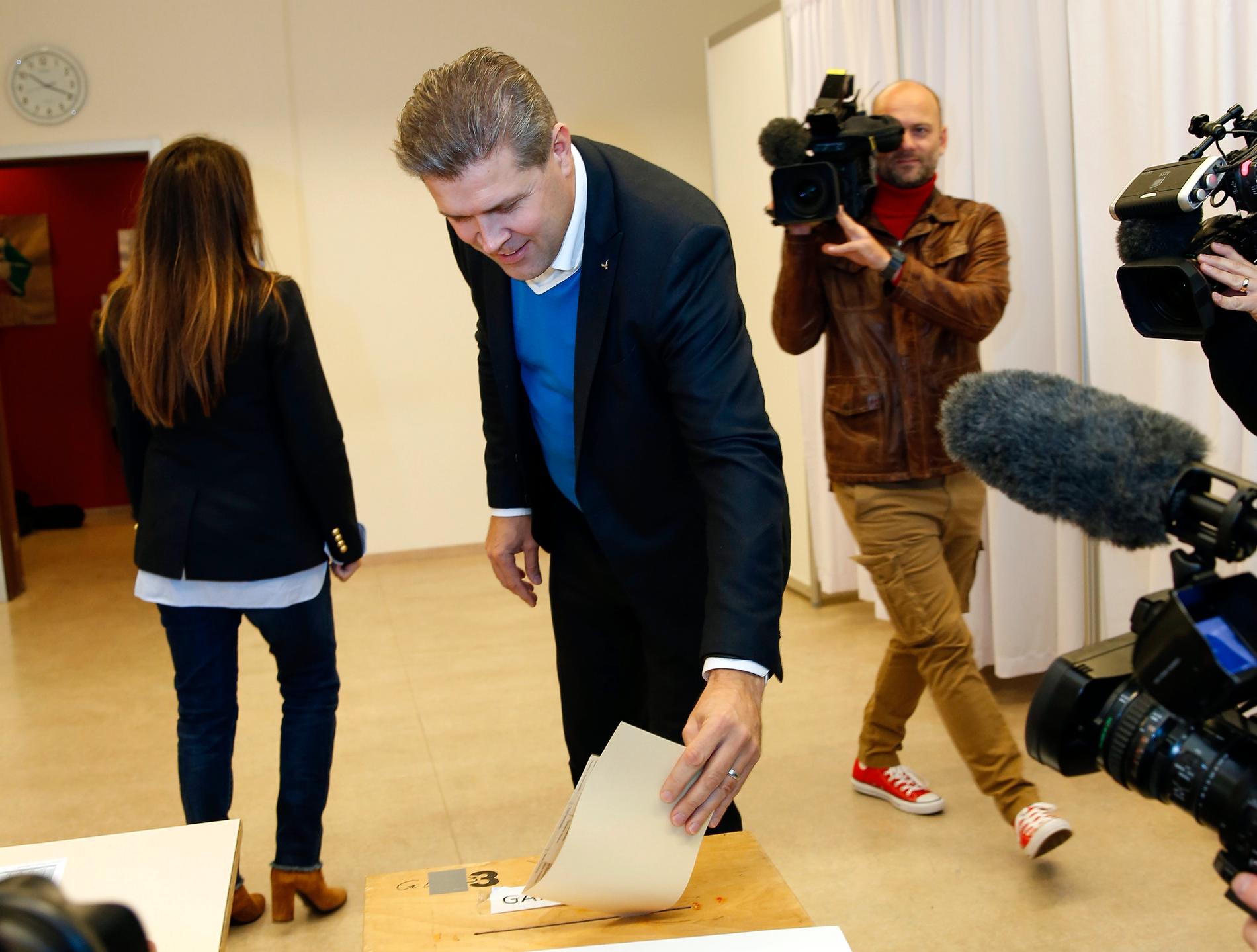 Bjarni Benediktsson, statsminister, röstar i valet.