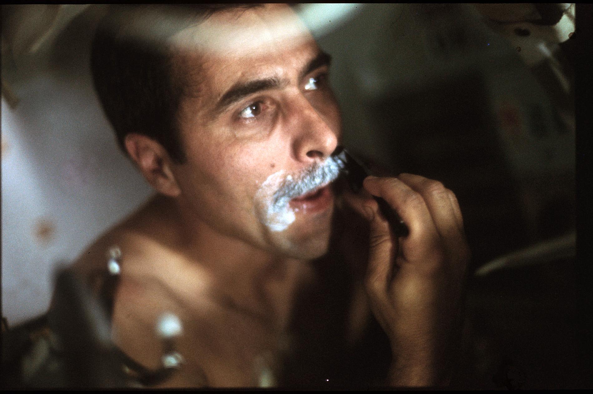 Harrison H. Schmitt rakar sig ombord på Apollo 17, året är 1972.