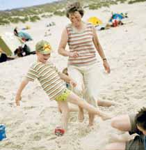 Det är inte svårt att sysselsätta sig på Jyllandskustens härliga sandstränder. Här dribblar LucTimon från Tyskland bort mormor Helga Lüthans i en svettig match på stranden.