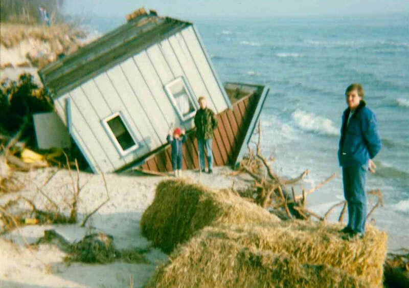 Sedan 50 -talet har mer än 300 meter strand försvunnit ut till havs och 15 hus har fallit över kanten. Historisk bild från 1990.