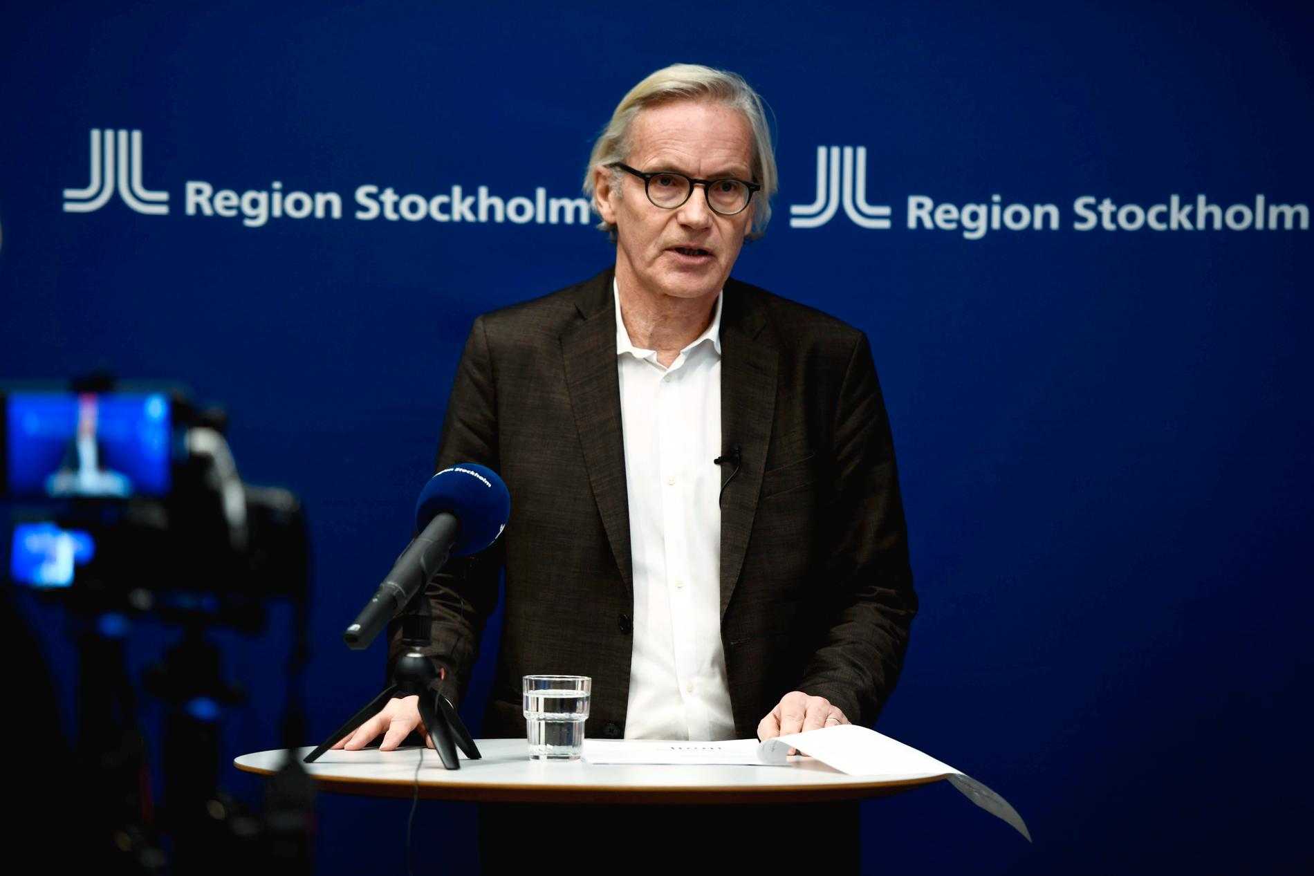 Johan Bratt, tillförordnad hälso- och sjukvårdsdirektör i Region Stockholm, vid onsdagens pressträff om det förvärrade läget i hälso- och sjukvården.