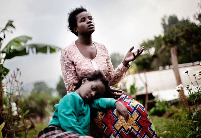 Kongolesiska Emerance har döpt sin dotter till Ansima som betyder "Gud älskar mig". Dottern är resultatet av en våldtäkt.