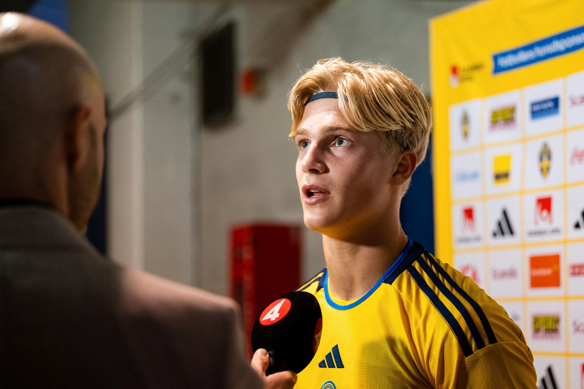 Lucas Bergvall intervjuas efter sin debut för a-landslaget. 