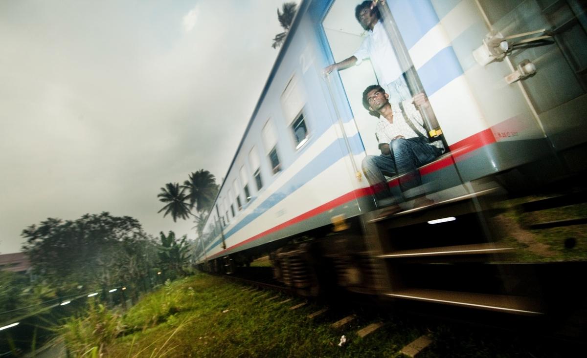 Tåg är ett bra sätt att ta sig fram för den som vill se lite mer av Sri Lanka. Från bussen högt uppe vid teterrasserna utanför Nuwara Elya skymtar tåget från Hatton som en saga där nere i dalen. Nästa gång?...