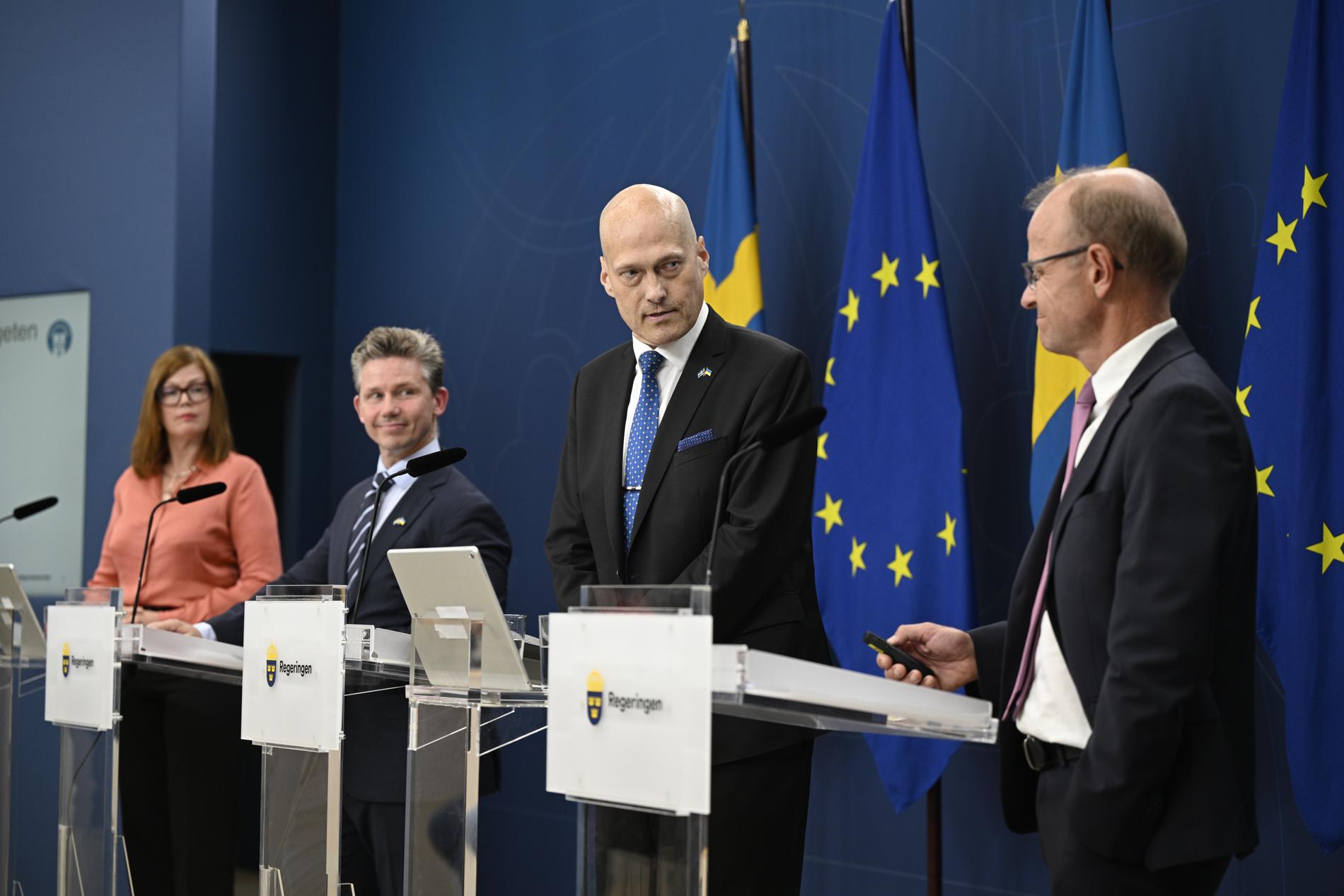 Regeringen presenterade en ny försvarssatsning under måndagen. Anna Starbrink (L), Försvarsminister Pål Jonson, Sven-Olof Sällström (SD) och Mikael Oscarsson (KD). 
