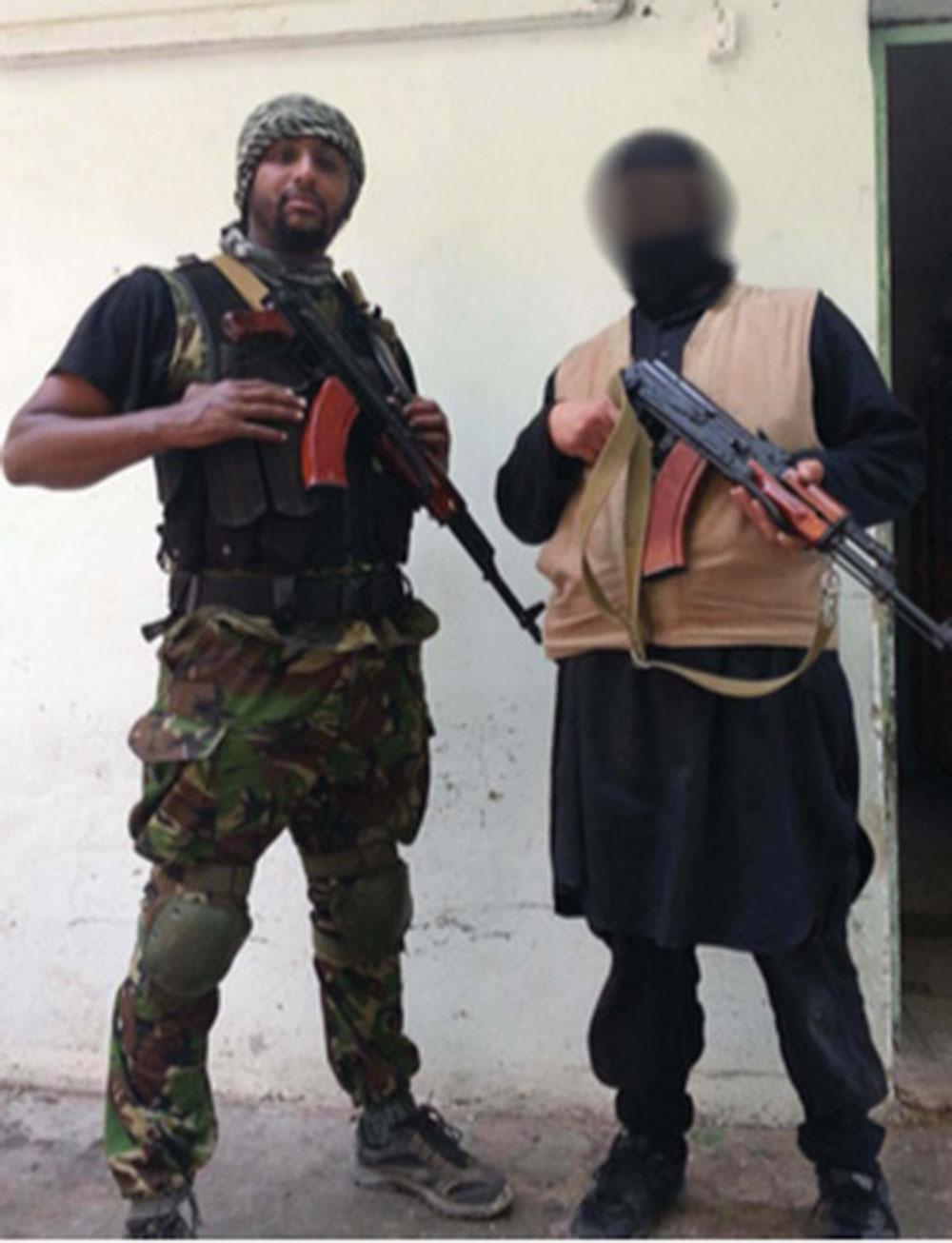 Al Amin Sultan (till vänster) är en av männen som döms till livstids fängelse för terrorbrott i Syrien.