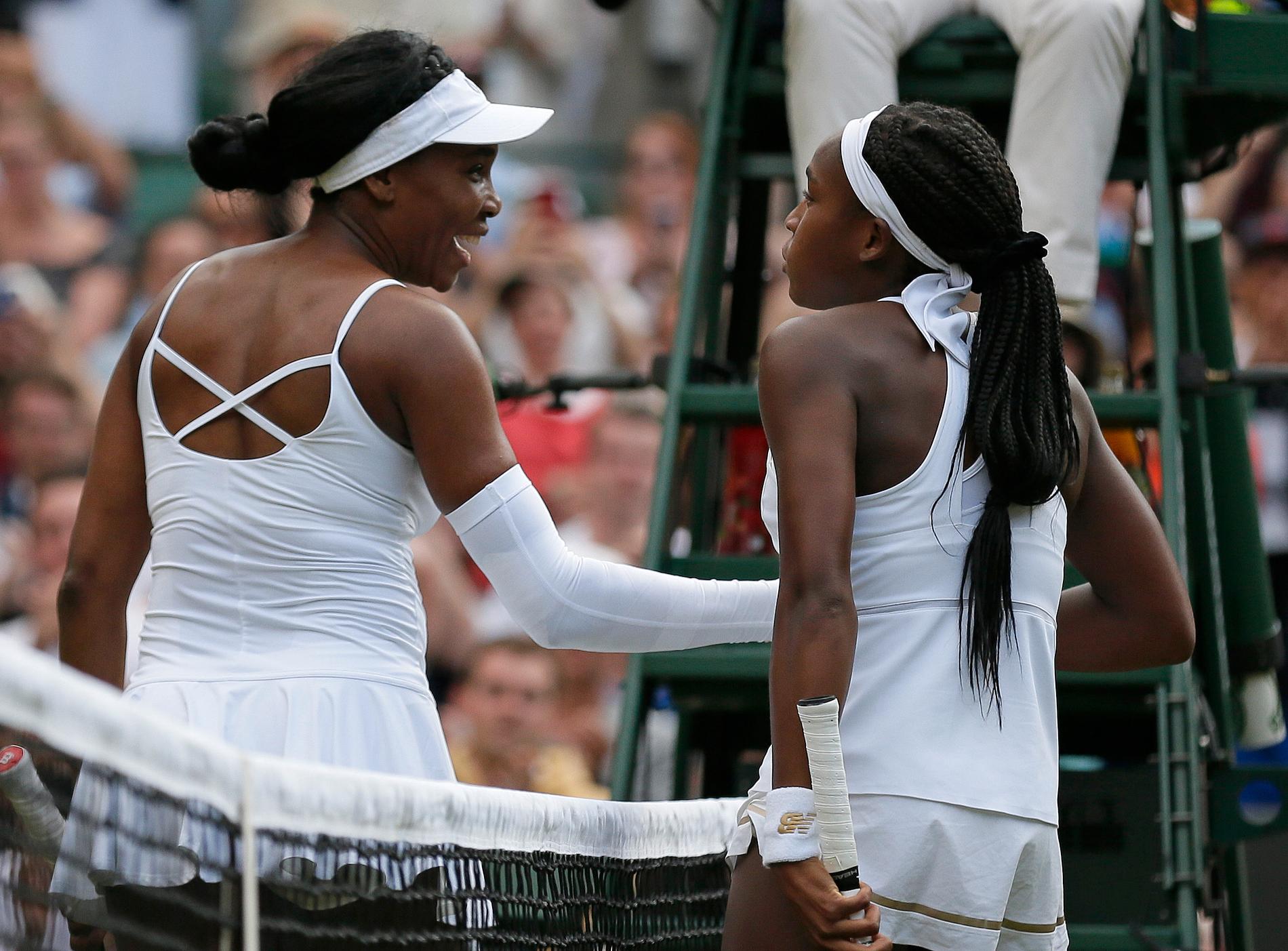 Venus Williams och Cori Gauff efter matchen i Wimbledon. 