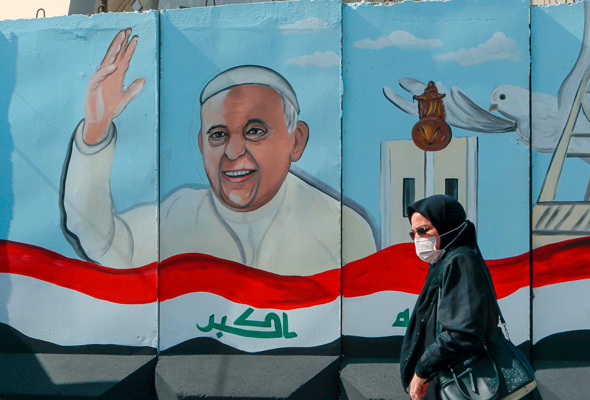 En muralmålning av påven i Bagdad.