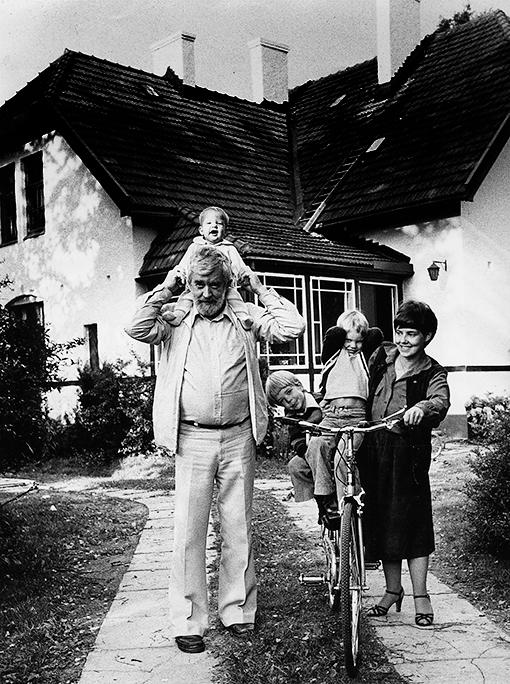 familjeidyllen som försvann Kändisfamiljen Schulman 1980 med tv-mannen Allan, journalisten Lisette och de tre barnen Carl, Niklas och Alexander (Alex). När Alex var åtta år förlorade han sin mamma till spriten.