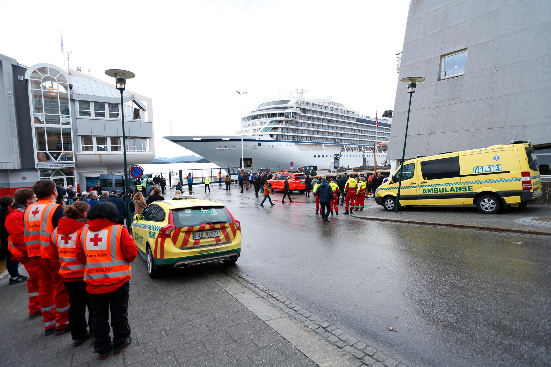 Kryssningsfartyget Viking Sky anlöper hamnen i Molde för egen maskin.