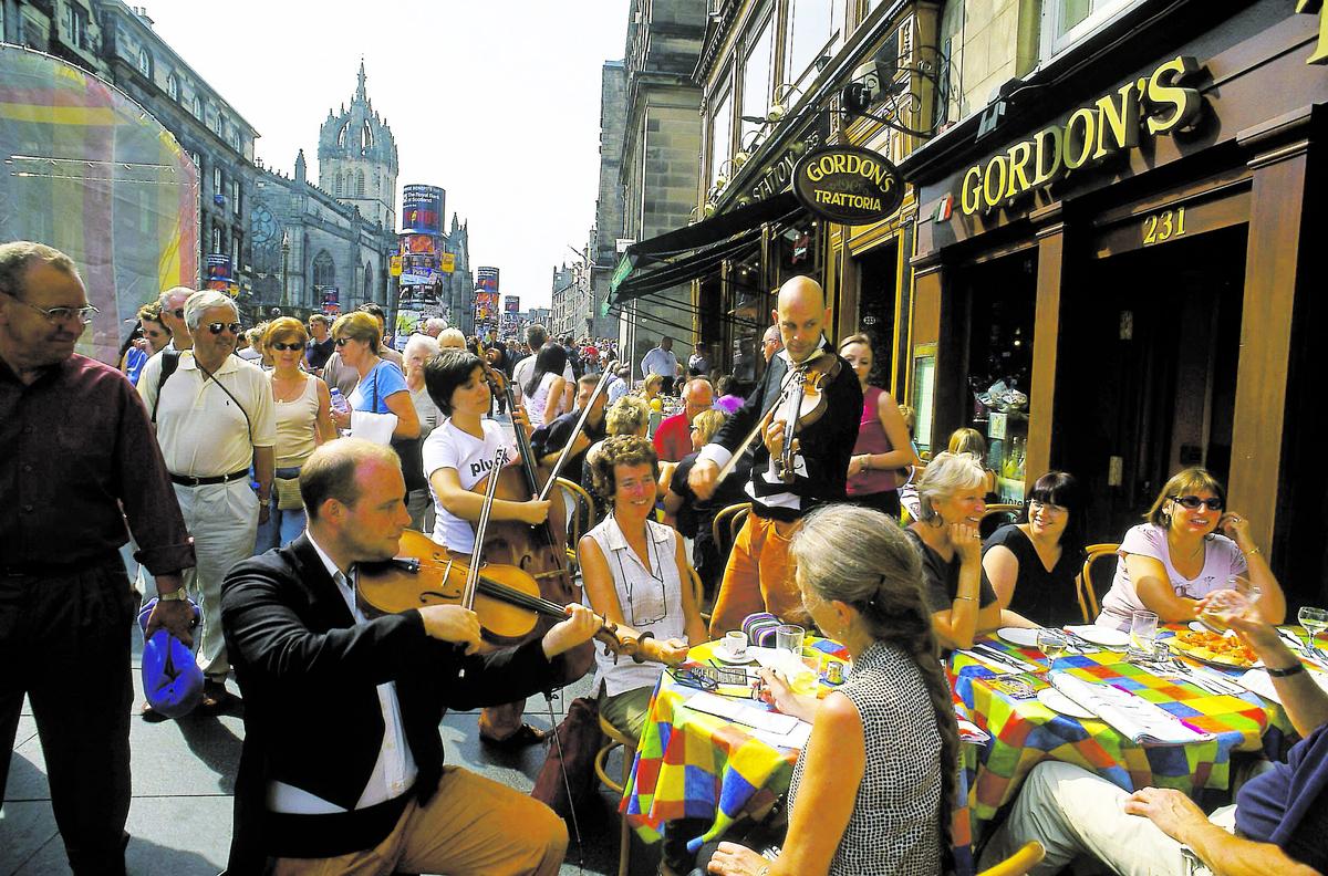Gästvänligt Under The Edinburgh Festival kokar stan av musikanter och gycklare, särskilt på gatan The Royal Mile i Gamla stan.