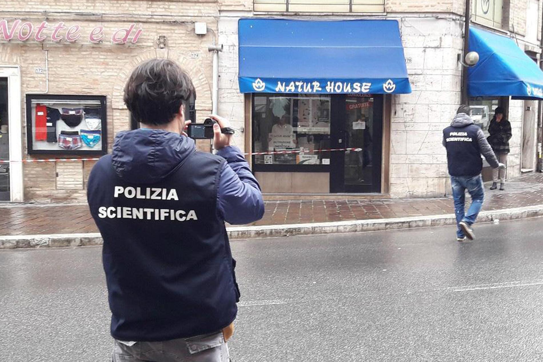 Den italienska polisens tekniker undersöker platsen för en av skjutningarna.