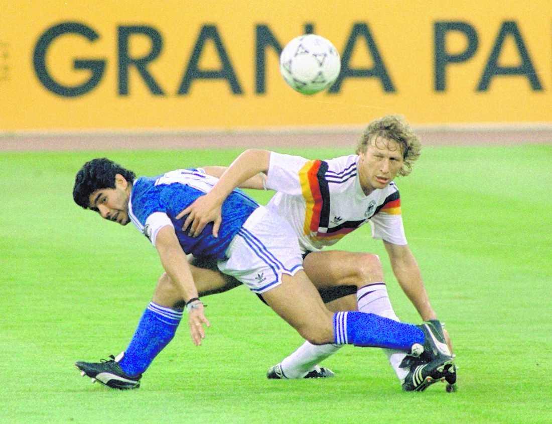 Den svenske domaren Erik Fredriksson blundade när Maradona tog bollen med handen på egen mållinje i Argentinas VM-match mot Sovjetunionen. En god hjälp på vägen till finalen mot Västtyskland (bilden), som Argentina förlorade.
