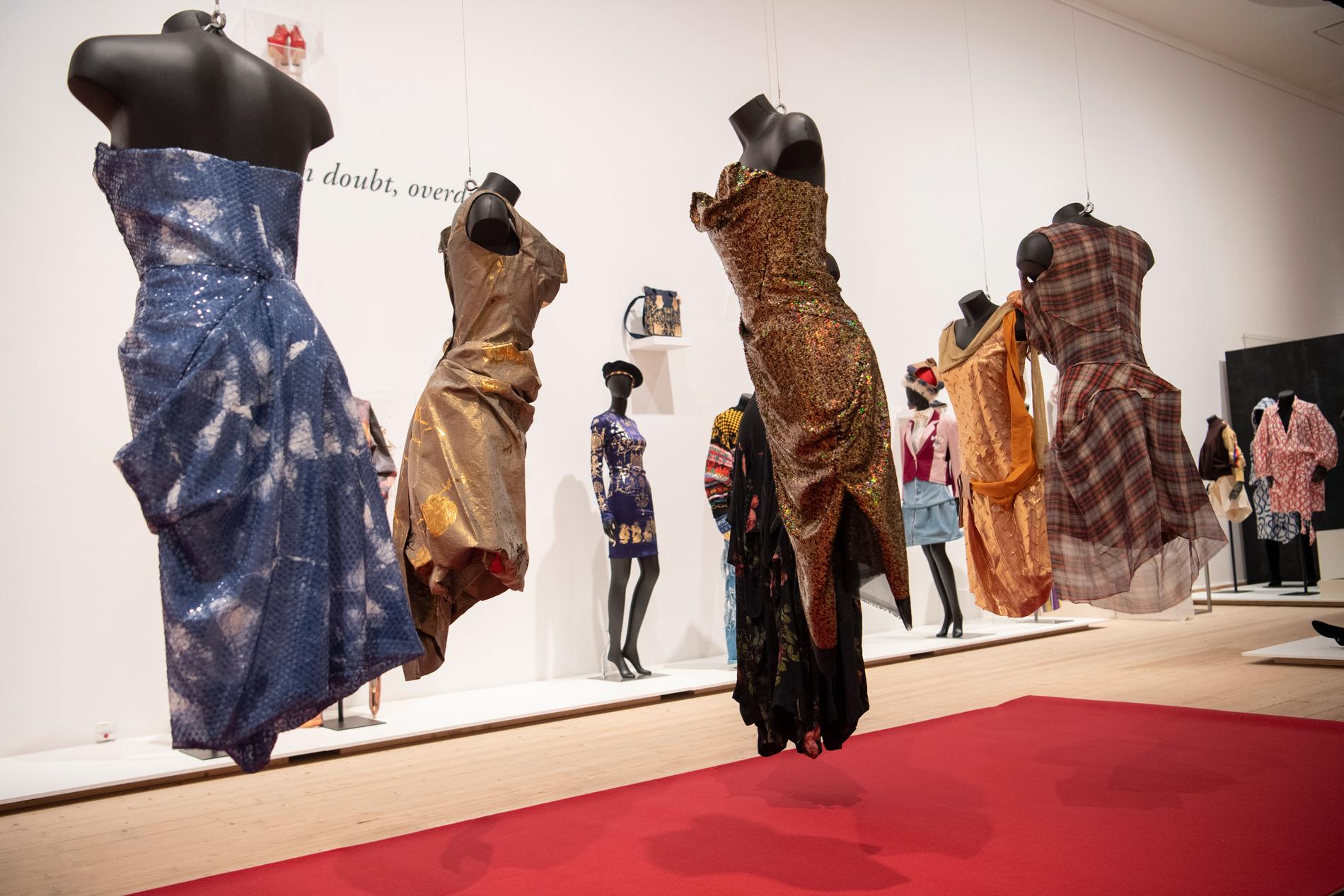 Vivienne Westwoods figurnära klänningar från olika decennier visas på Millesgården.
