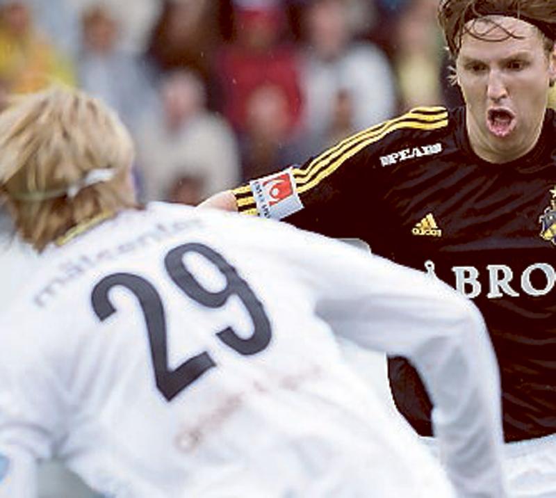 Astvald mot AIK:s Nils-Eric Johansson.