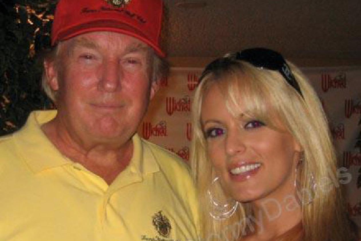 Donald Trump och Stomy Daniels poserar ihop 2006, på en bild från porrstjärnans Myspace-sida