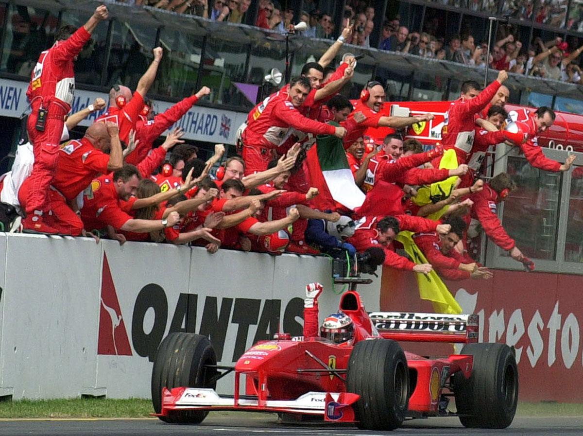 2000 ”Schumi” firas av sitt (dåvarande) team i Ferrari när han kör mot mållinjen och segern i Australian Formel One Grand Prix.