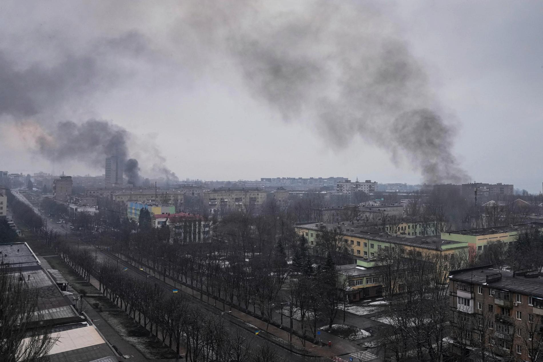 Nu varnar USA för att Ryssland kan planera en attack med kemiska vapen mot Ukraina. Bilden från Mariupol efter en flygattack.