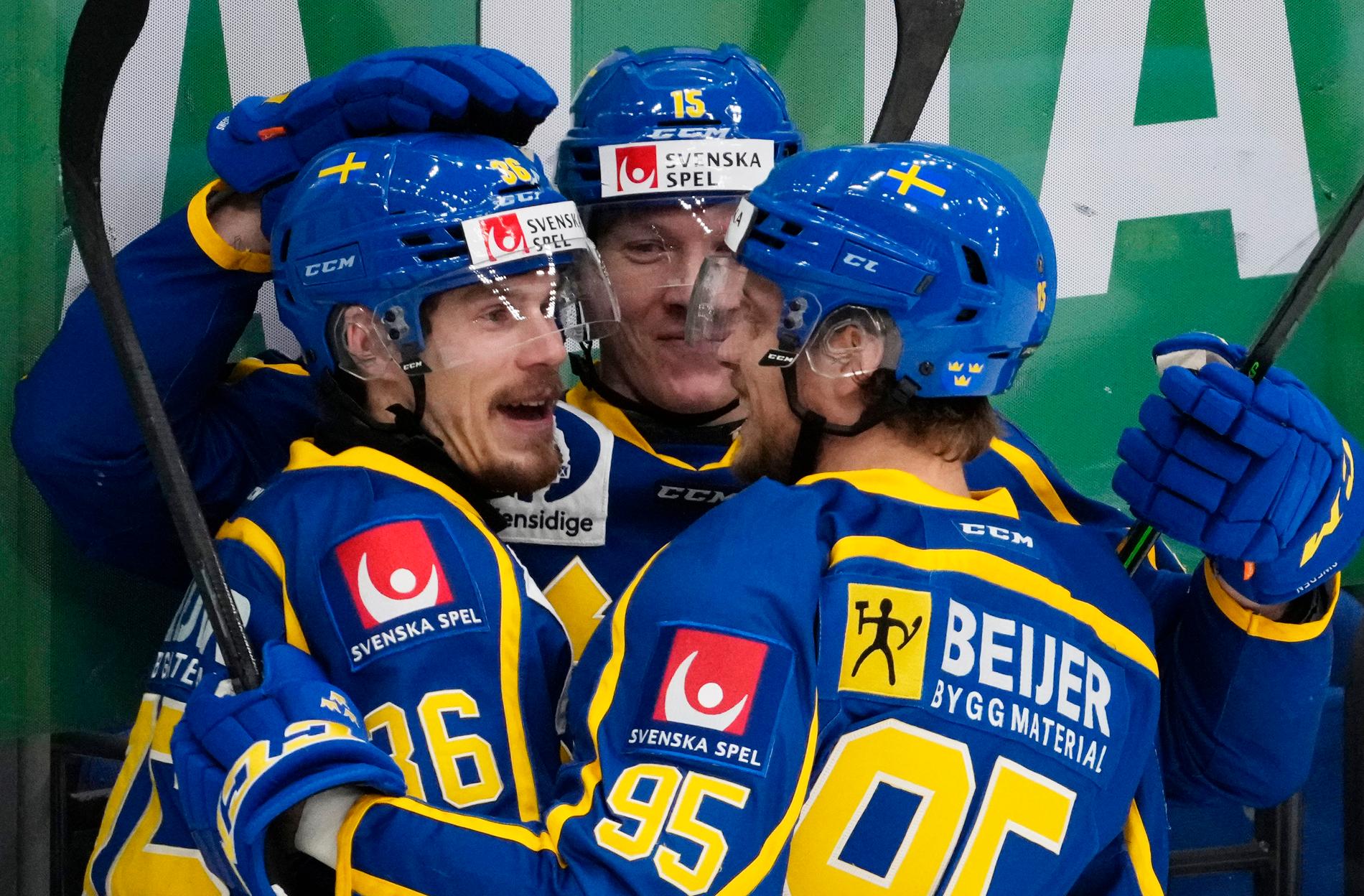 Tre Kronor firar sitt första mål mot Tjeckien. Det blev 3–2 i avslutningsmatchen mot Tjeckien.