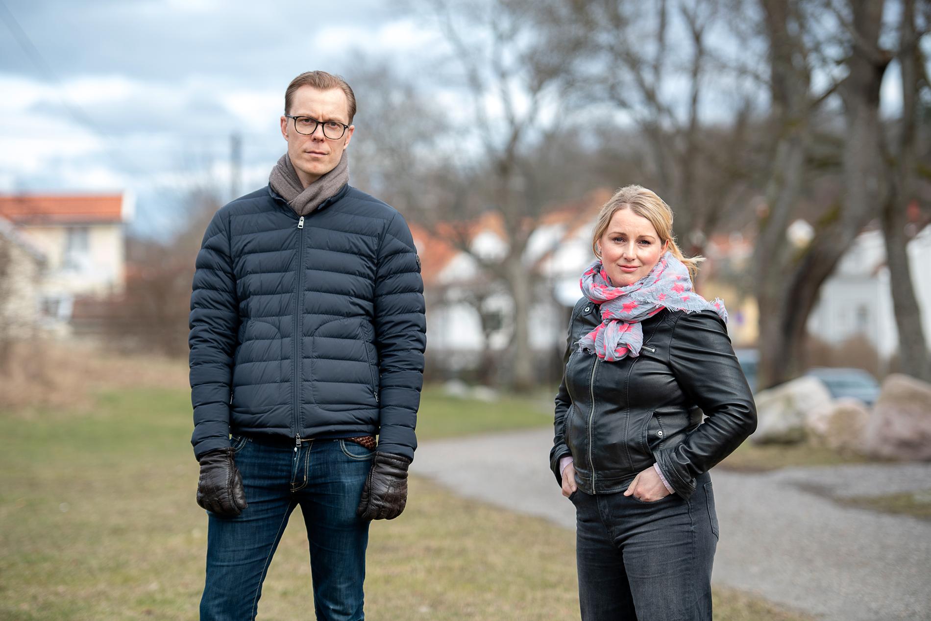 Carl-Henrik och Sara är båda kritiska till frisläppandet av misstänkte serieblottaren i Bromma. ”Hur kan hans rättigheter vara viktigare än våra”, säger Sara.