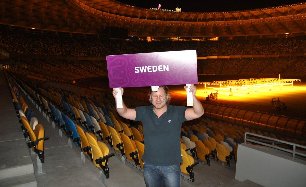 Robert Laul inne på Olympiastadion med den svenska skylten som användes under EM-lottningen.