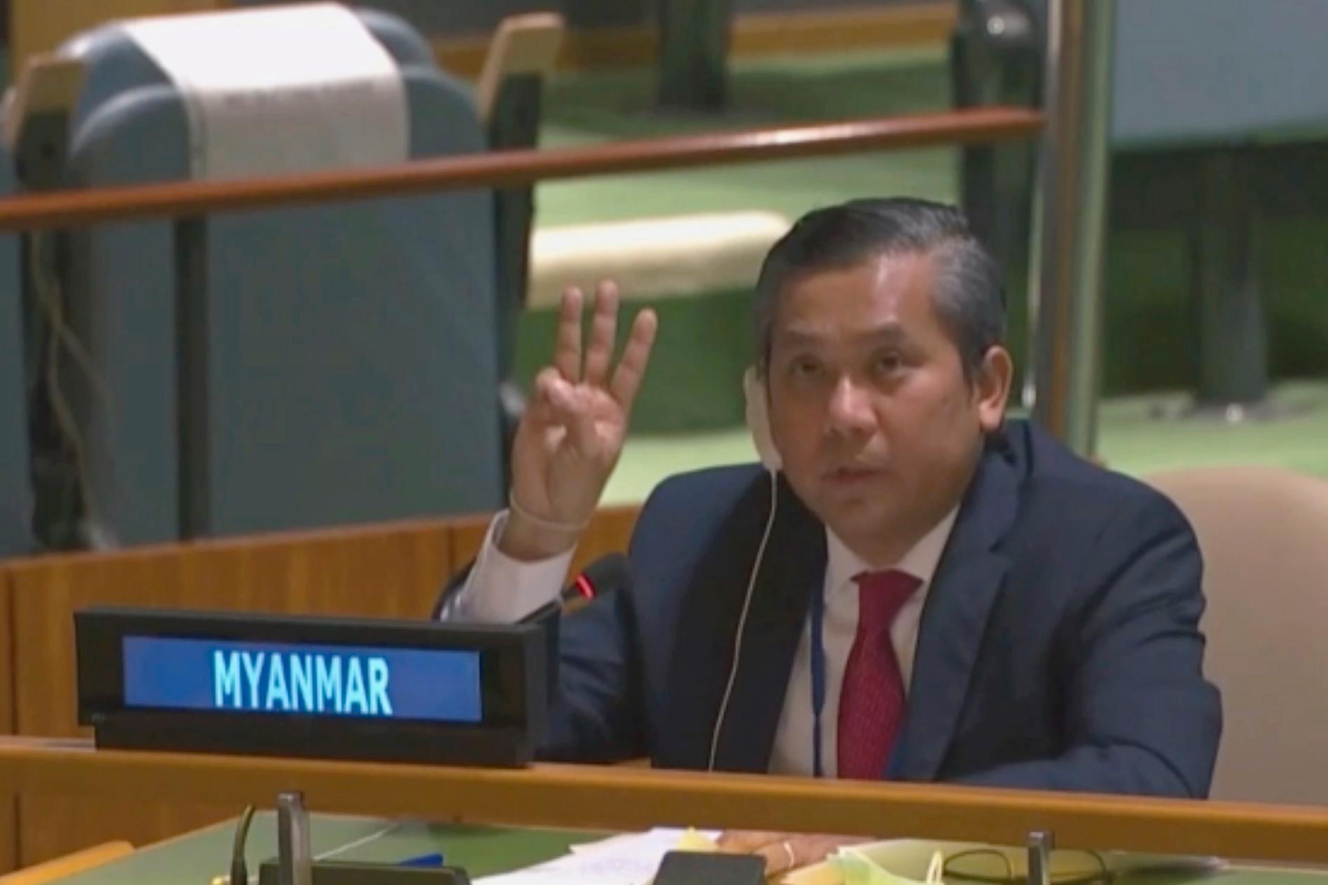 Myanmars avskedade FN-ambassadör Kyaw Moe Tun håller upp tre fingrar i en gest som används av proteströrelsen i demonstrationerna mot militärjuntan.