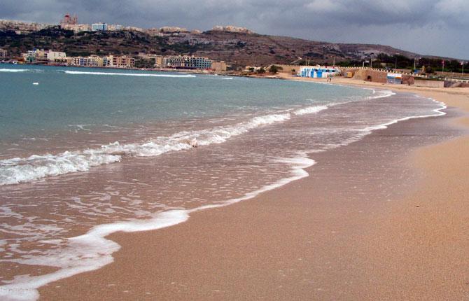 MELLIEHA BAY, MALTA Europas sydligaste land bjuder på få sandstränder, Mellieha Bay är en av dem – och riktigt bra! Fin sand och barnvänligt långgrunt. Lugn och avslappnad atmosfär. Boka din resa till Malta här!