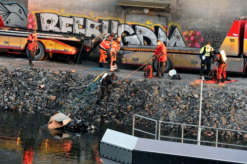Det brittiska bandet Viola Beach störtade ner i vattnet med sin bil från motorvägsbron i Södertälje natten till lördag. Nu kommer nya uppgifter om dödsolyckan.