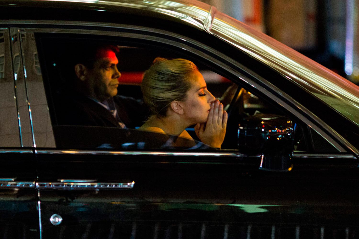 Lady Gaga i sin bil kort efter protesten mot Donald Trump.