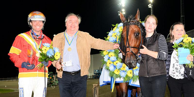 Kretsen kring Readly Express med ägaren Rolf Andersson bredvid hästen och Björn Goop, efter SM-segern.