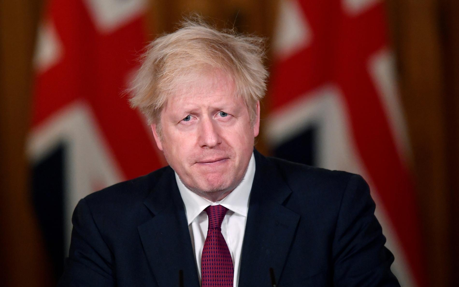 Boris Johnson på en pressträff under lördagen.