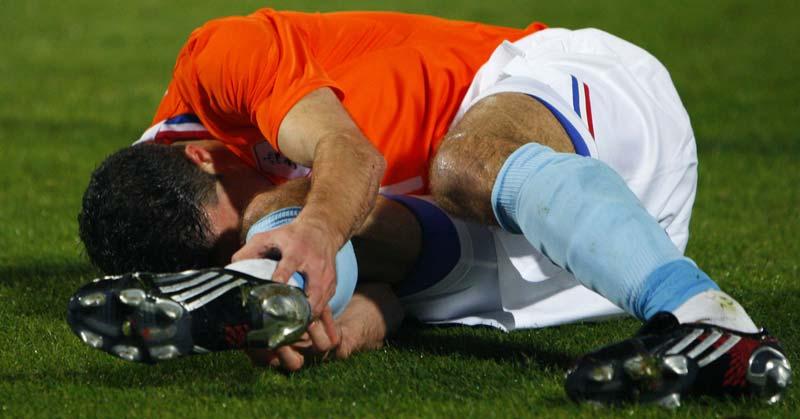 SKADAD Robin van Persie befarades skadade sig i lördagens landskamp med Holland. Men nu kommer rapporter om att Arsenal-stjärnan ”bara” blir borta fyra-sex veckor.