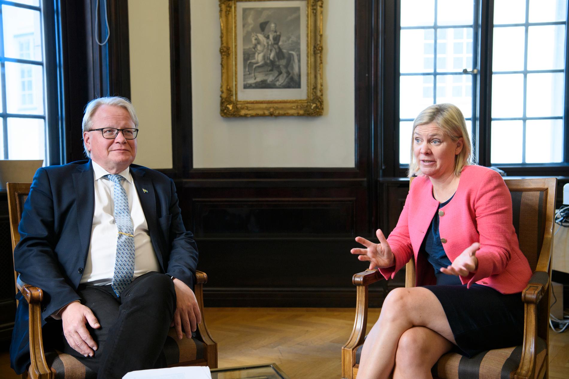 Försvarsminister Peter Hultqvist (S) och finansminister Magdalena Andersson (S) presenterar finansiering för höjda försvarsanslag.
