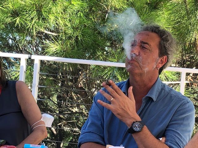 Paolo Sorrentino med sin cigarr under Aftonbladets intervju.