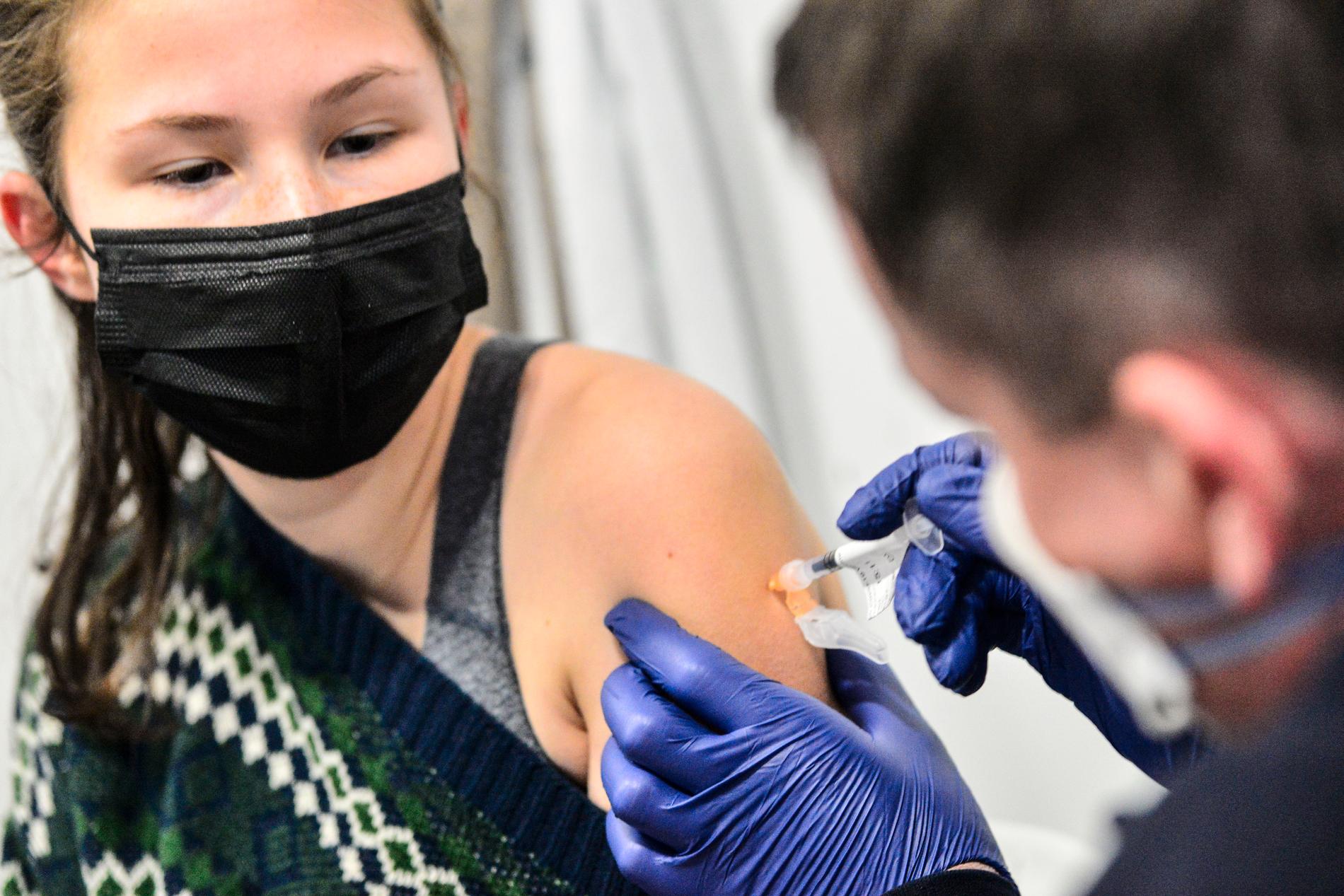 En tonåring i delstaten Vermont får sin tredje dos av Pfizer-Biontechs vaccin mot covid-19. Arkivbild.