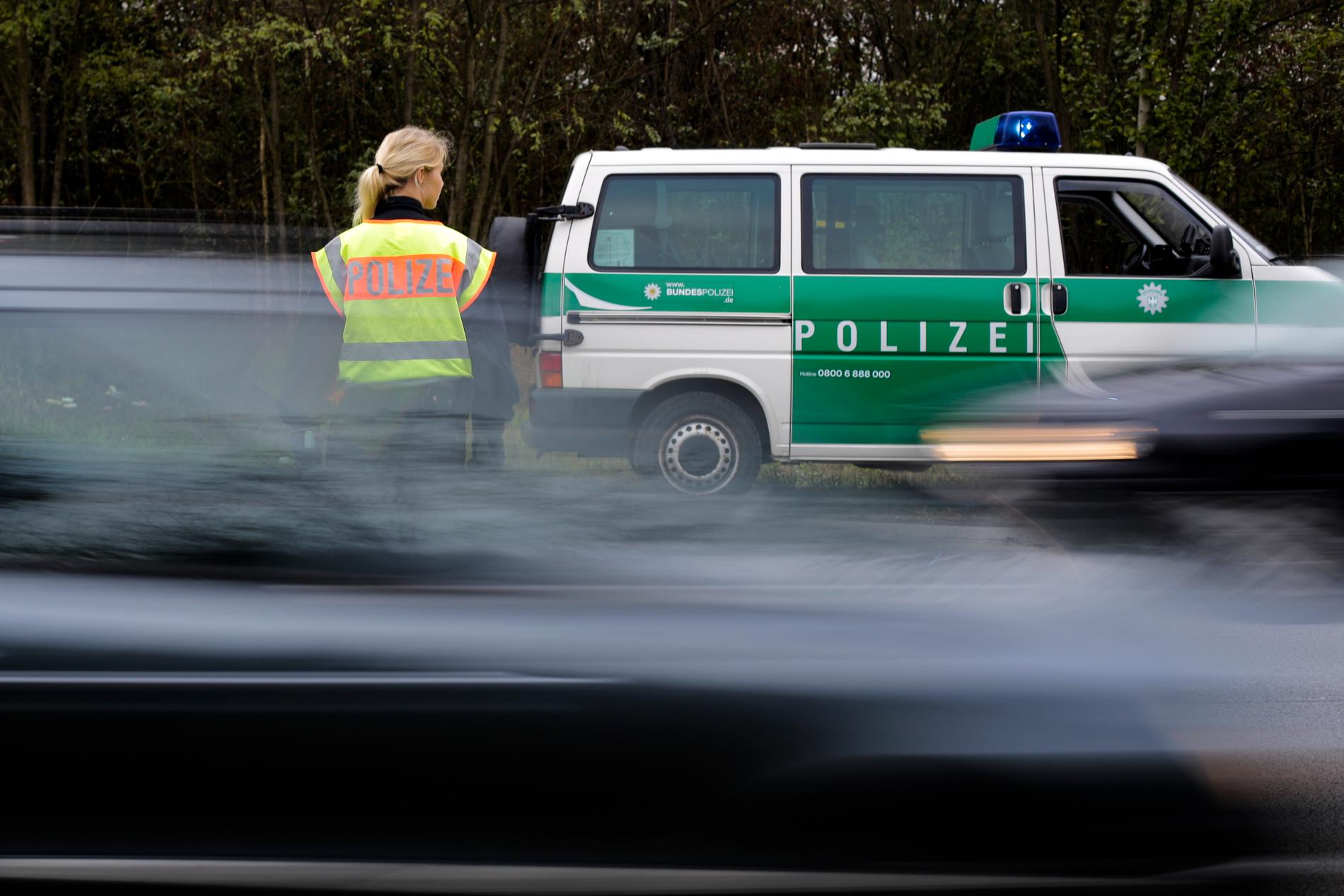 Tysk polis på en väg utanför gränsstaden Passau. Arkivbild.